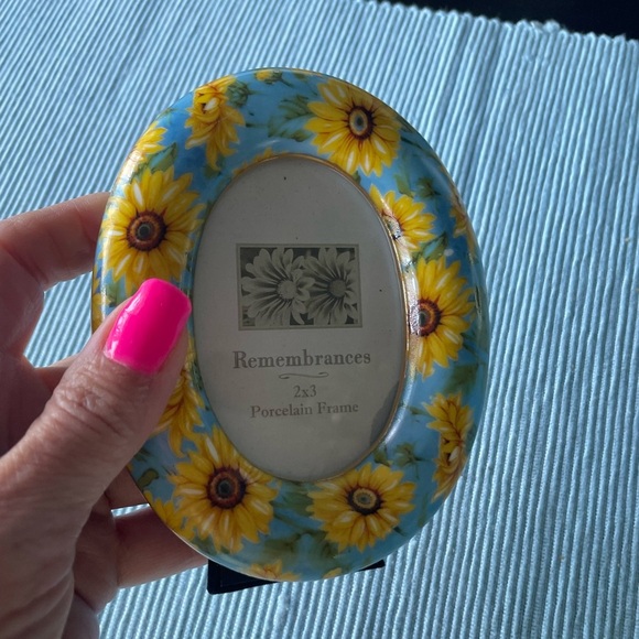 Sunflower Porcelain Frame - holds 2 x 3” photo - Picture 6 of 6